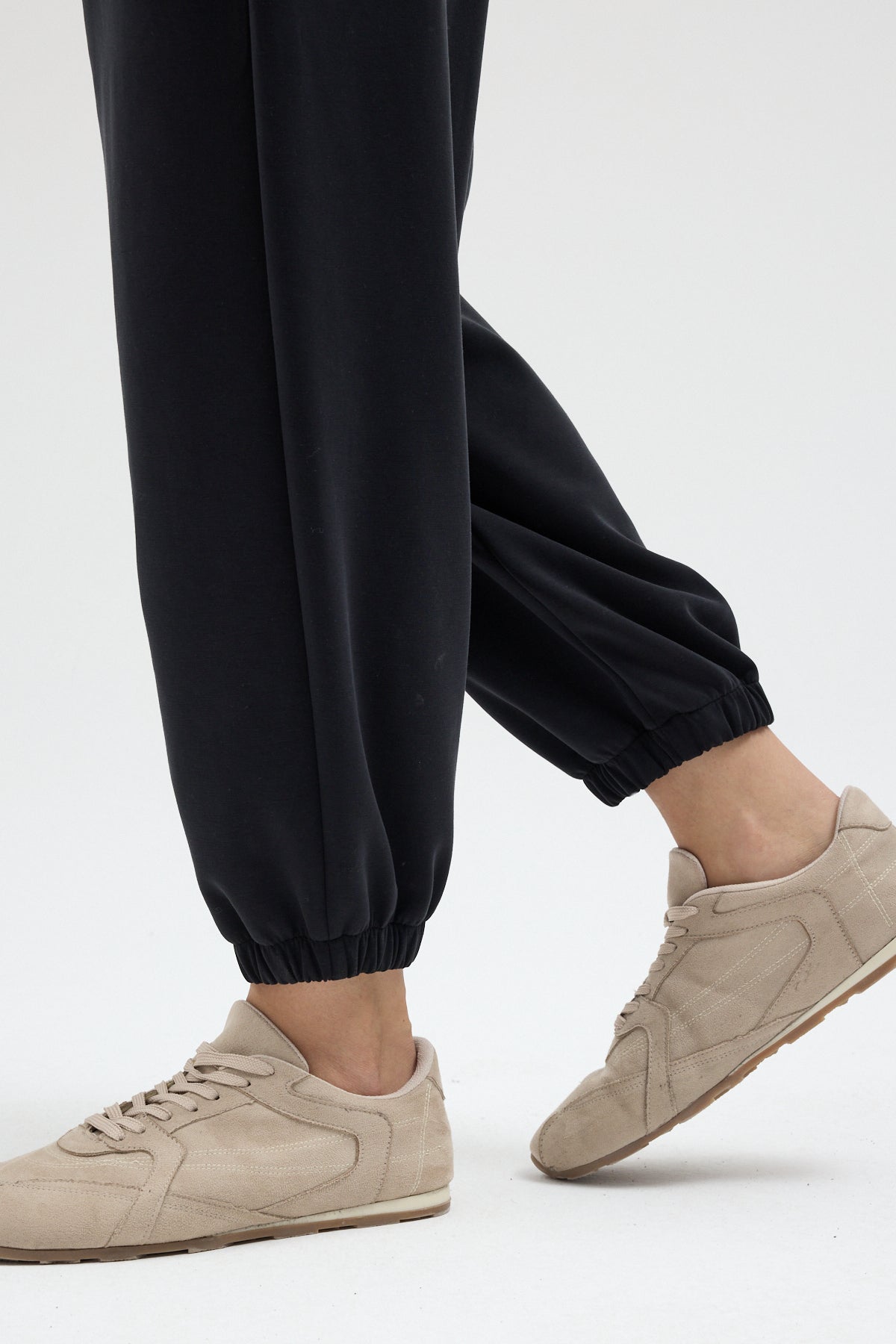 Kadın Beli ve Paçası Lastikli Rahat Kalıp Siyah Jogger Pantolon