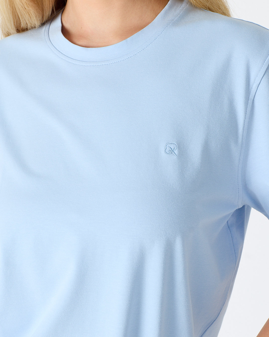 Unisex Açık Mavi Nakış Standart Kalıp BCI Sertifikalı Pamuklu Bisiklet Yaka T-Shirt