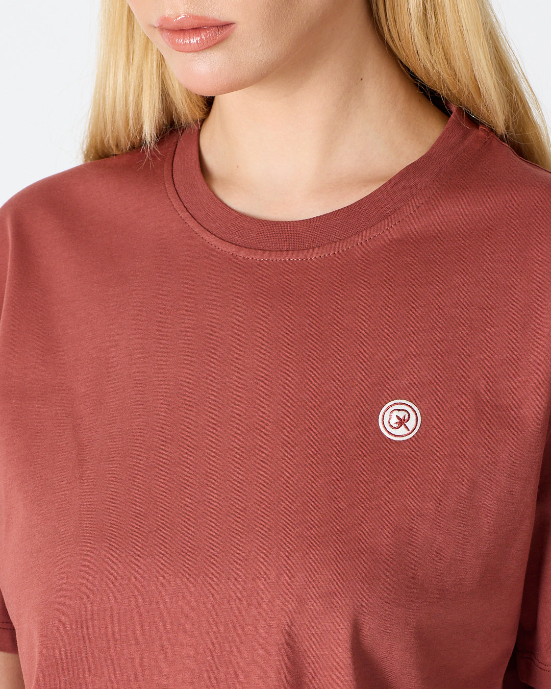 Unisex Gül Kurusu Beyaz Aplike Logo Organik Pamuk Standart Kesim Bisiklet Yaka T-shirt