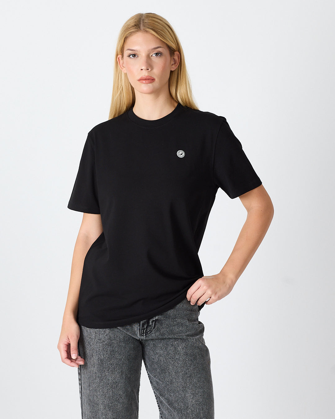 Unisex Siyah Beyaz Aplike Logo BCI Sertifikalı Pamuk Standart Kesim Bisiklet Yaka T-shirt