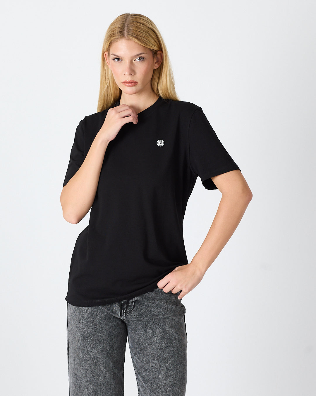 Unisex Siyah Beyaz Aplike Logo BCI Sertifikalı Pamuk Standart Kesim Bisiklet Yaka T-shirt