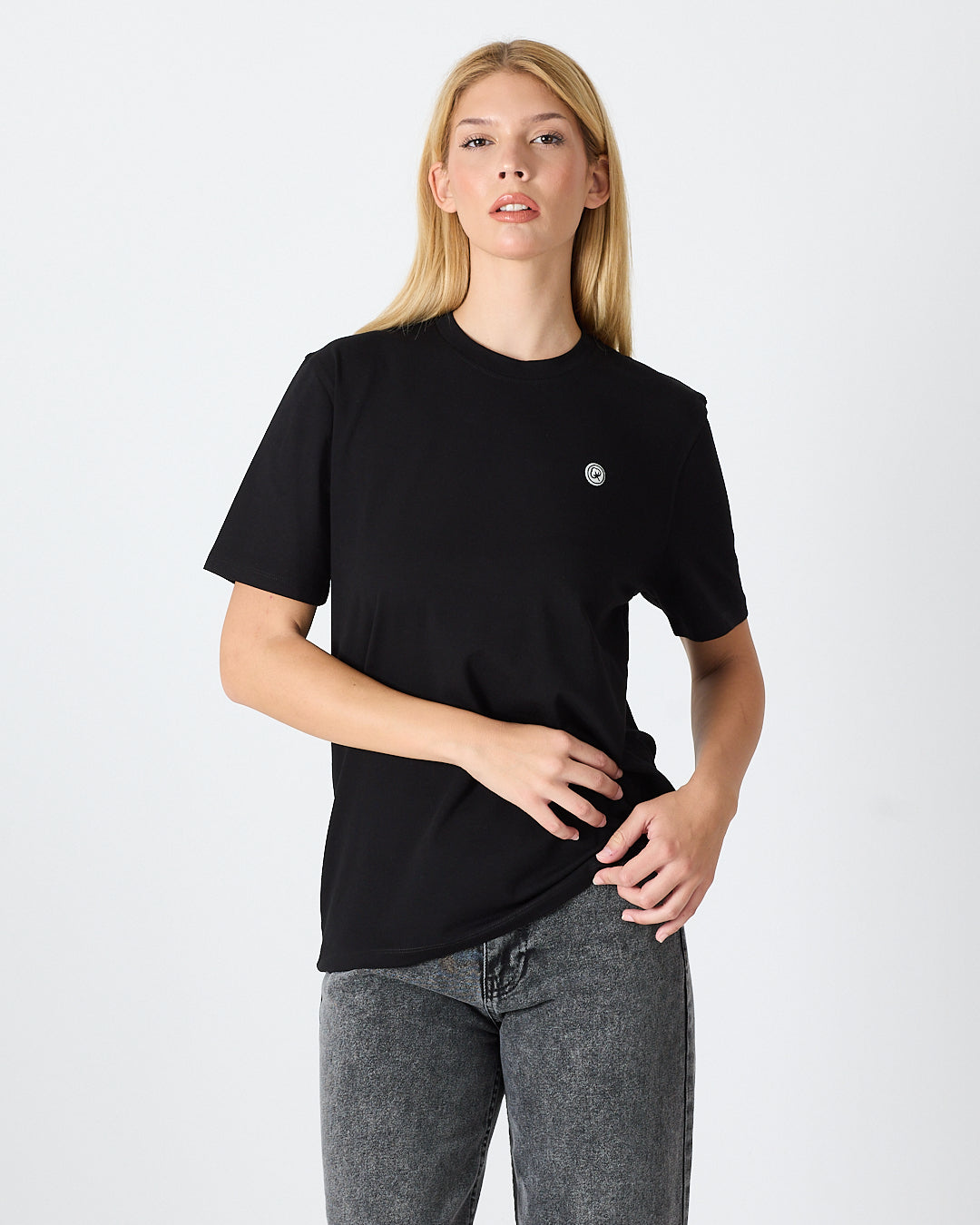 Unisex Siyah Beyaz Aplike Logo BCI Sertifikalı Pamuk Standart Kesim Bisiklet Yaka T-shirt