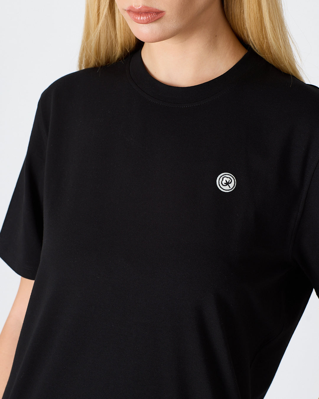 Unisex Siyah Beyaz Aplike Logo BCI Sertifikalı Pamuk Standart Kesim Bisiklet Yaka T-shirt