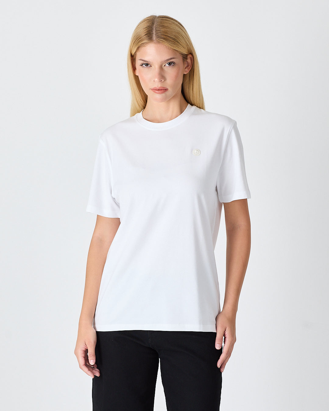 Unisex Beyaz Aplike Logo Detay Standart Kesim BCI Sertifikalı T-Shirt