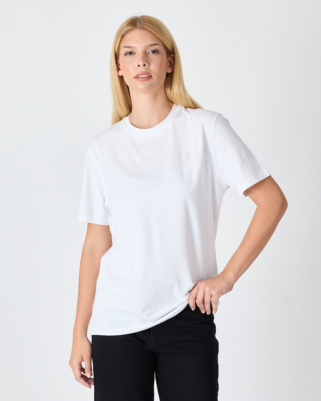 Unisex Beyaz Aplike Logo Detay Standart Kesim BCI Sertifikalı T-Shirt