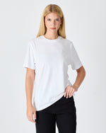 Unisex Beyaz Aplike Logo Detay Standart Kesim BCI Sertifikalı T-Shirt