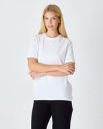 Unisex Beyaz Aplike Logo Detay Standart Kesim BCI Sertifikalı T-Shirt