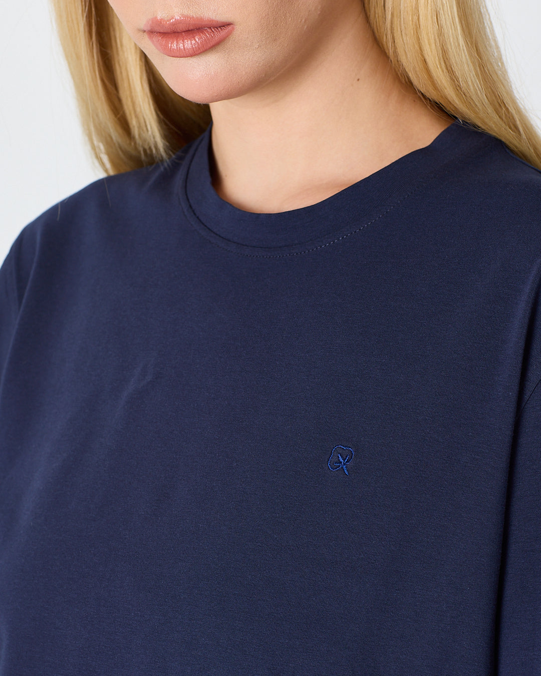 Unisex Lacivert Nakışlı Standart Kalıp BCI Sertifikalı Pamuklu T-Shirt