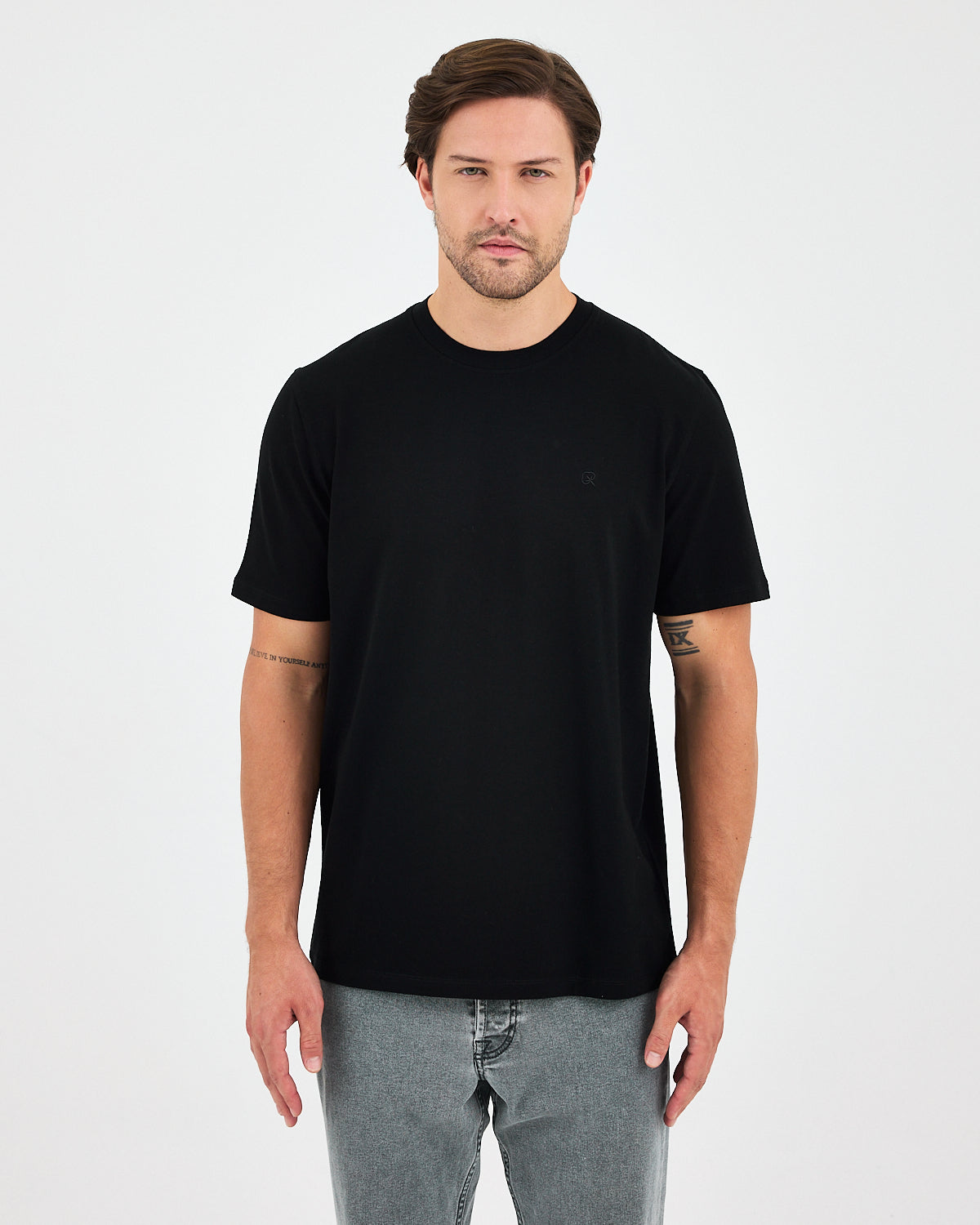 Unisex Siyah Nakışlı Standart Kalıp BCI Sertifikalı Pamuklu T-Shirt