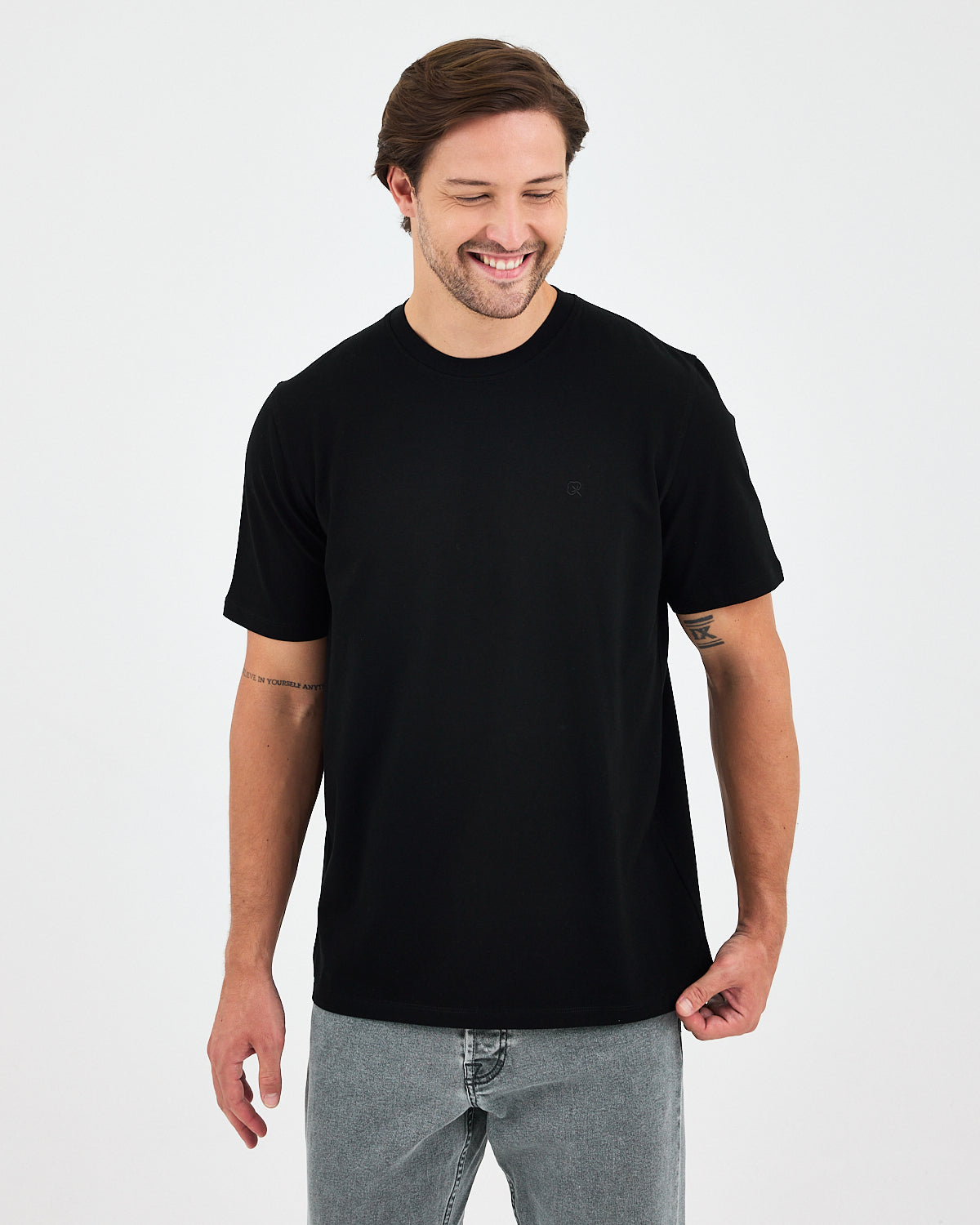 Unisex Siyah Nakışlı Standart Kalıp BCI Sertifikalı Pamuklu T-Shirt