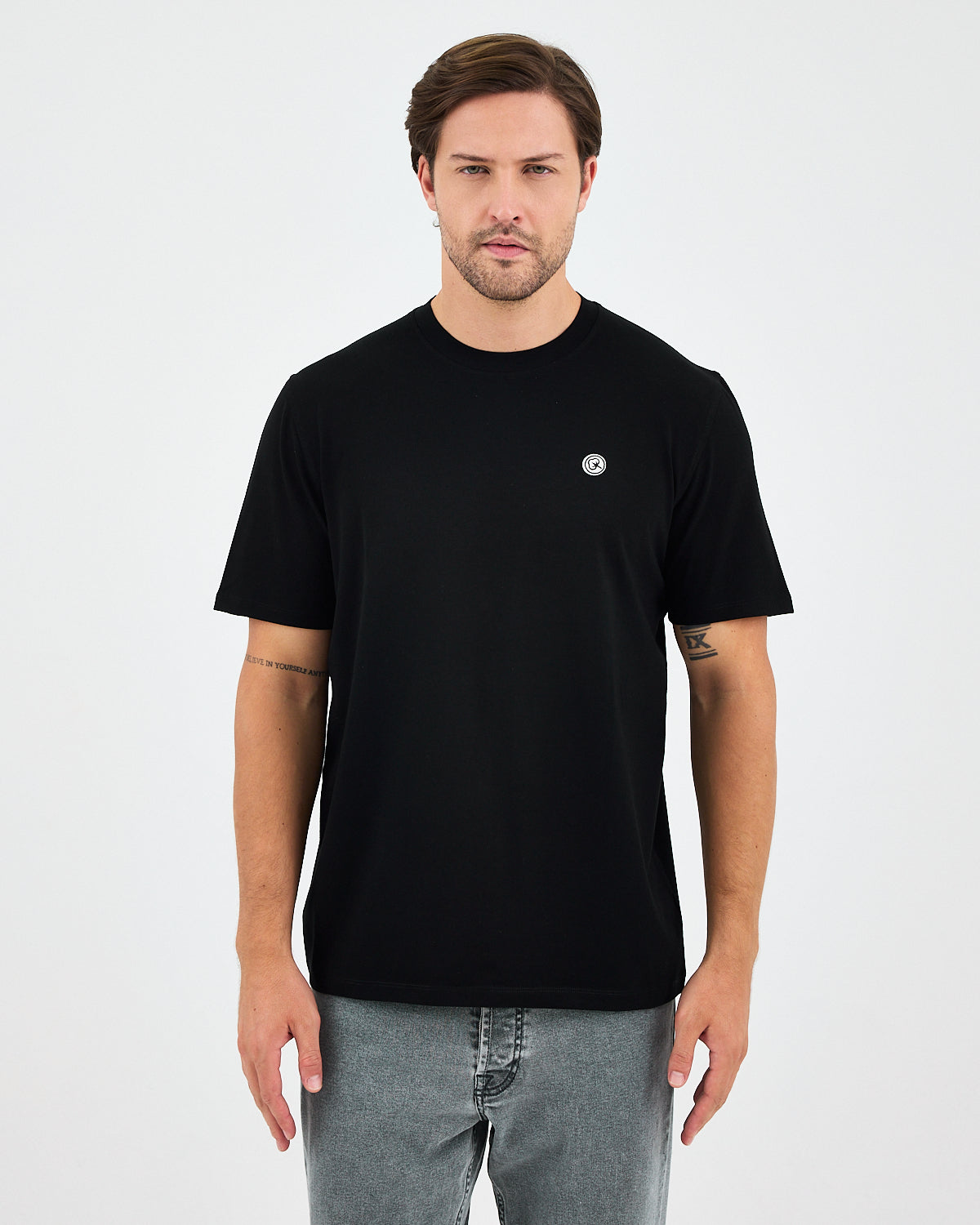 Unisex Siyah Beyaz Aplike Logo BCI Sertifikalı Pamuk Standart Kesim Bisiklet Yaka T-shirt