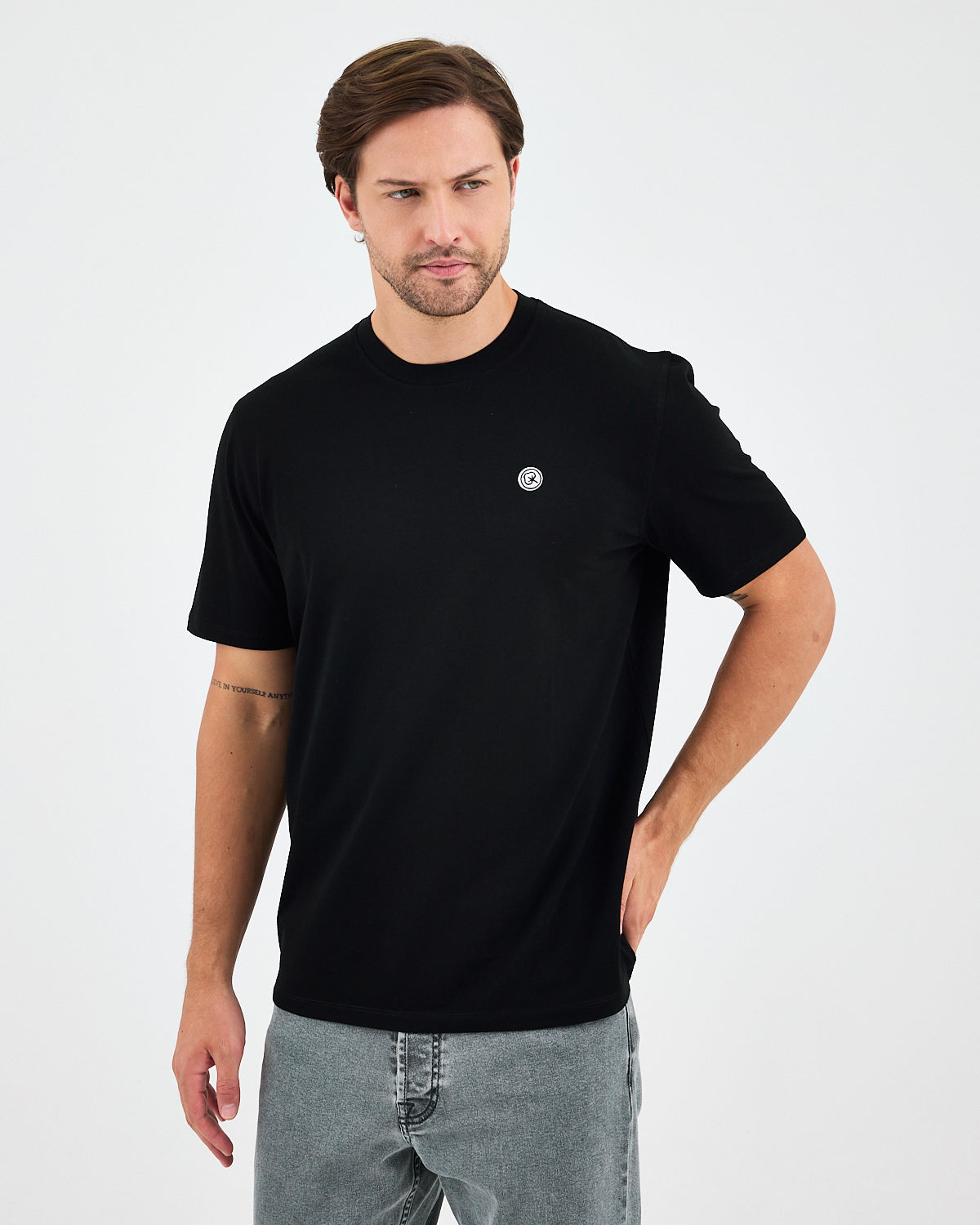 Unisex Siyah Beyaz Aplike Logo BCI Sertifikalı Pamuk Standart Kesim Bisiklet Yaka T-shirt