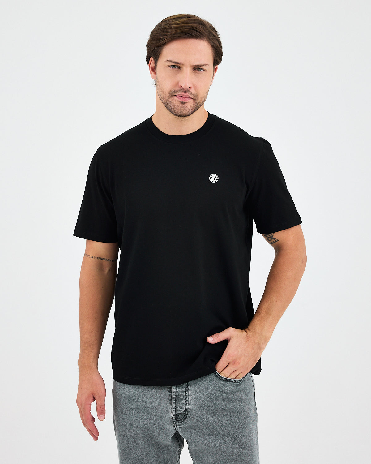 Unisex Siyah Beyaz Aplike Logo BCI Sertifikalı Pamuk Standart Kesim Bisiklet Yaka T-shirt
