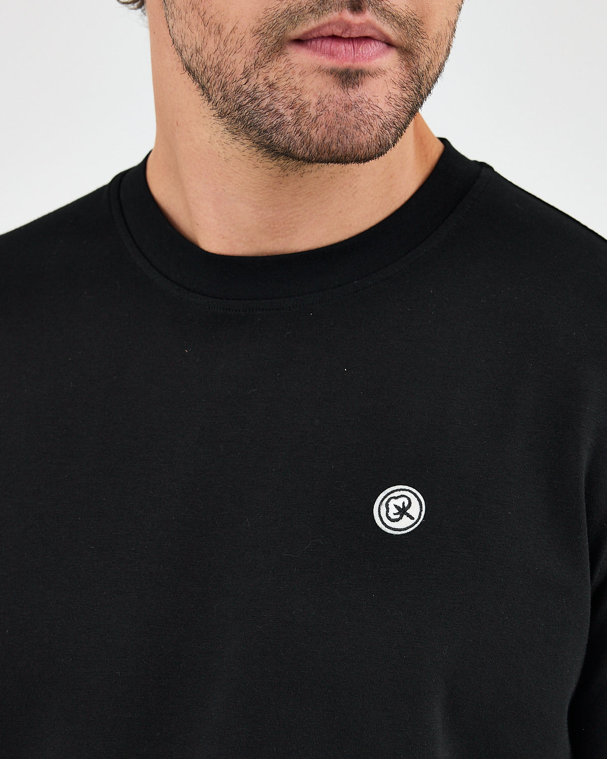 Unisex Siyah Beyaz Aplike Logo BCI Sertifikalı Pamuk Standart Kesim Bisiklet Yaka T-shirt