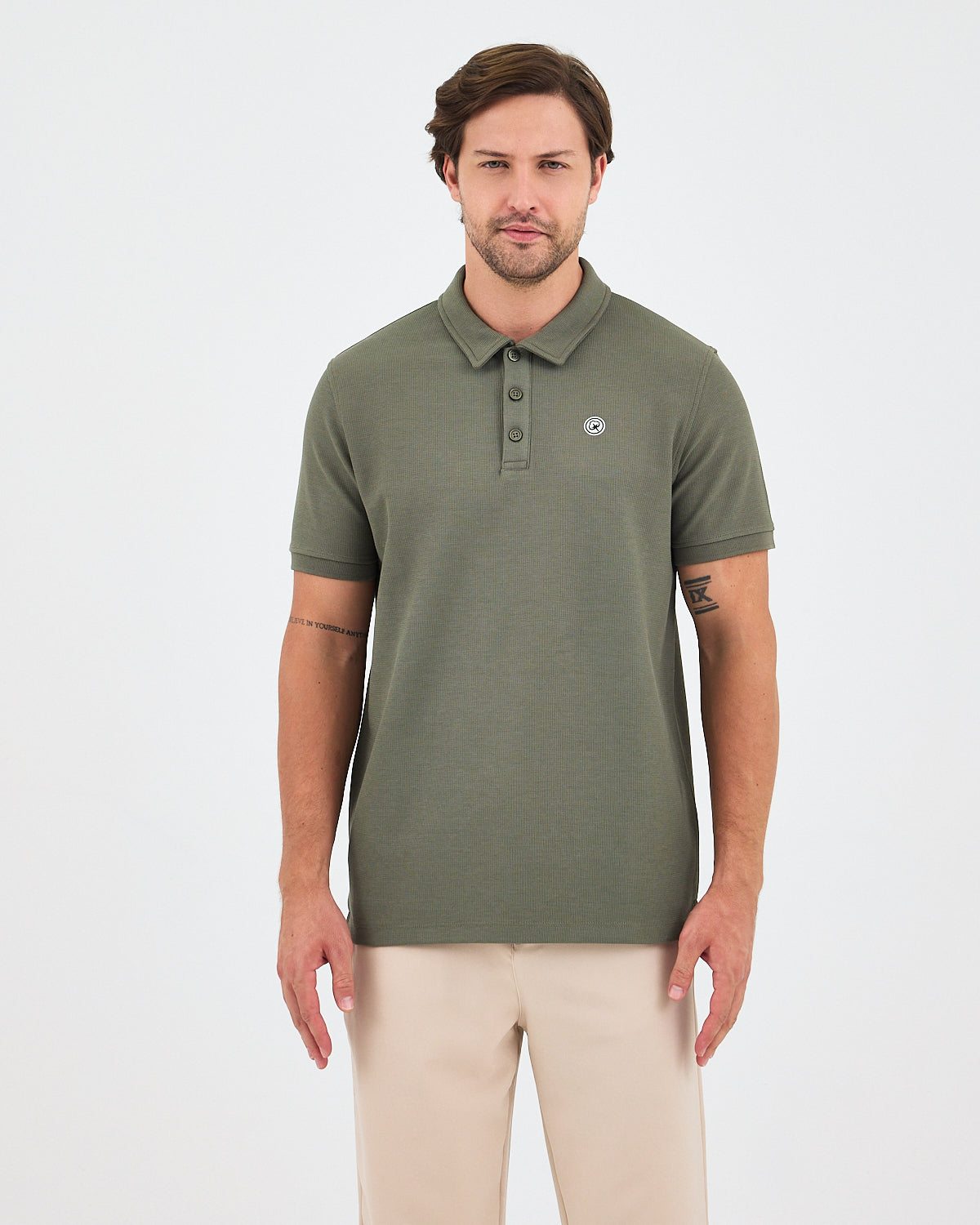 Erkek Haki Beyaz Aplike Logo Standart Kesim Polo Yaka T-shirt– BCI Sertifikalı Pamuk