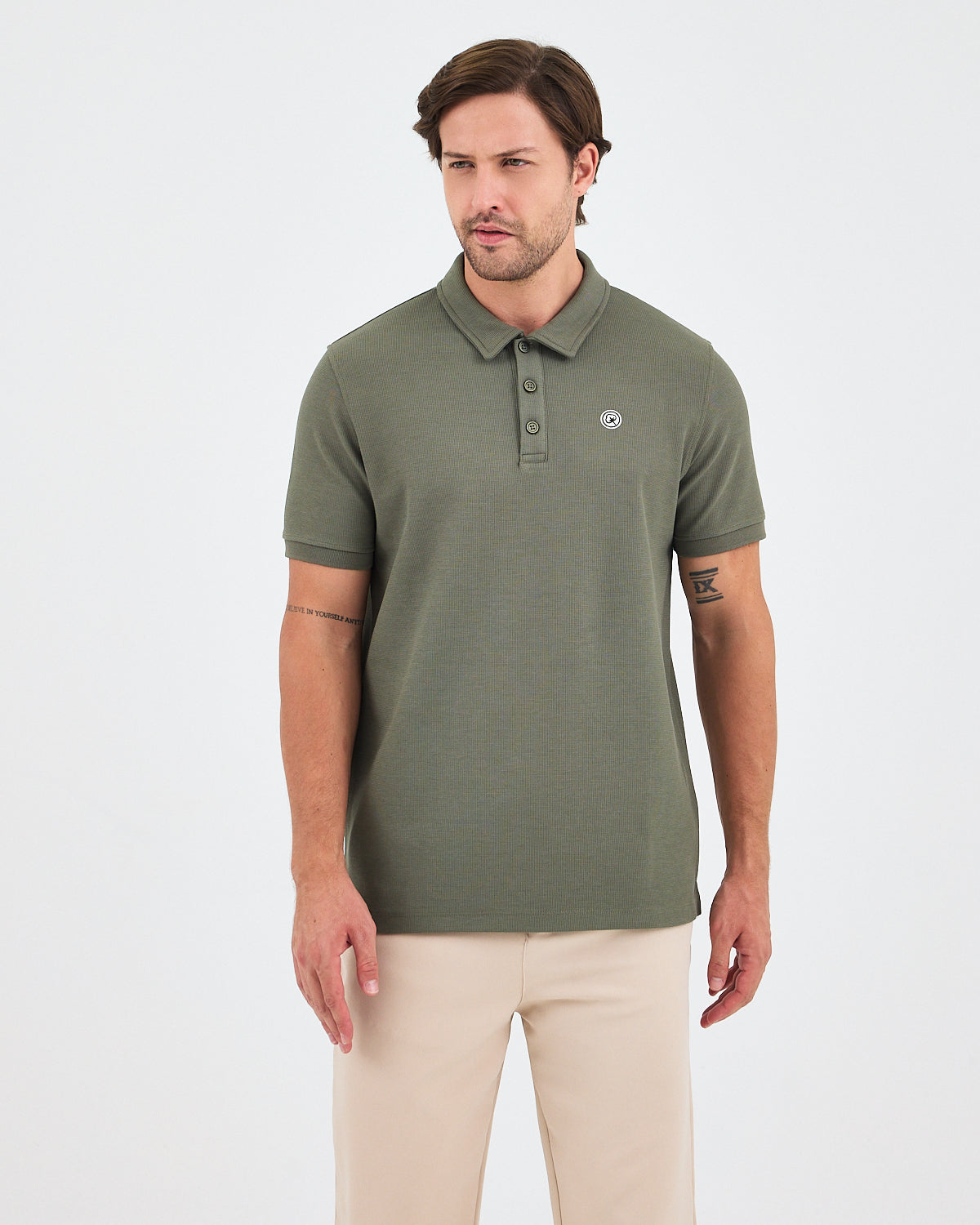 Erkek Haki Beyaz Aplike Logo Standart Kesim Polo Yaka T-shirt– BCI Sertifikalı Pamuk