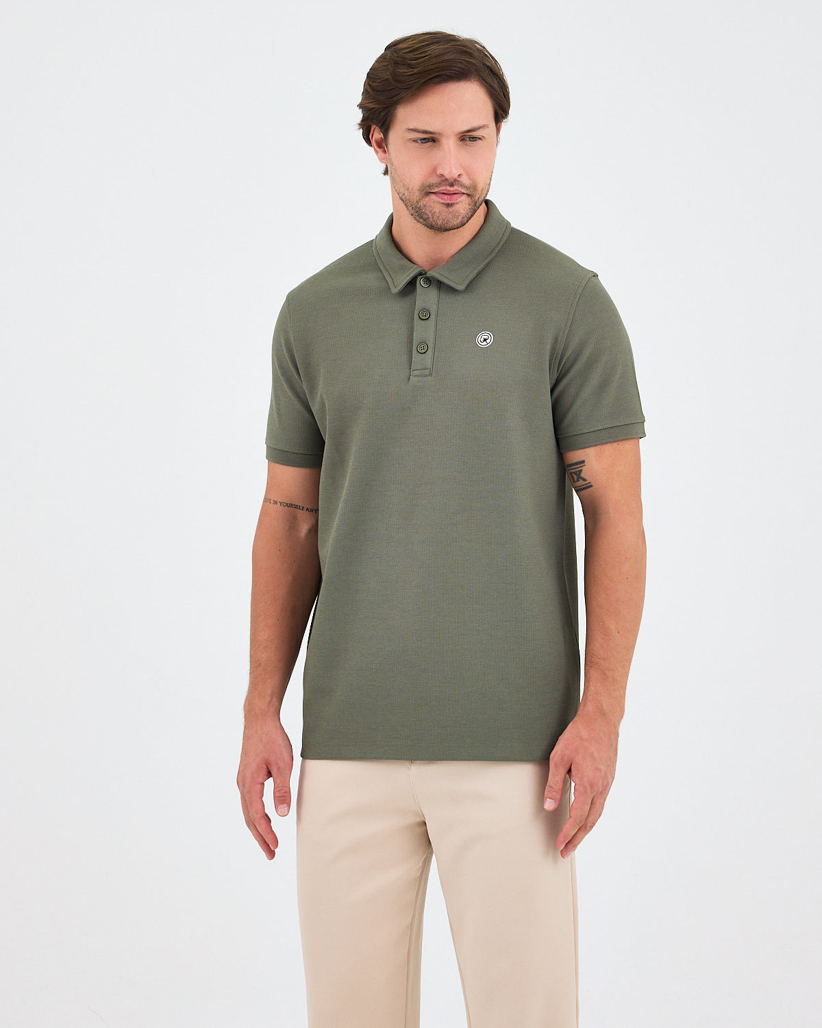 Erkek Haki Beyaz Aplike Logo Standart Kesim Polo Yaka T-shirt– BCI Sertifikalı Pamuk