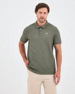 Erkek Haki Beyaz Aplike Logo Standart Kesim Polo Yaka T-shirt– BCI Sertifikalı Pamuk