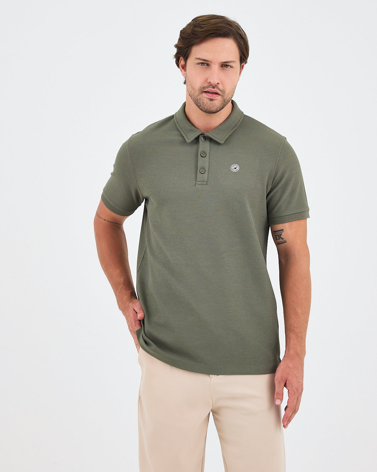 Erkek Haki Beyaz Aplike Logo Standart Kesim Polo Yaka T-shirt– BCI Sertifikalı Pamuk