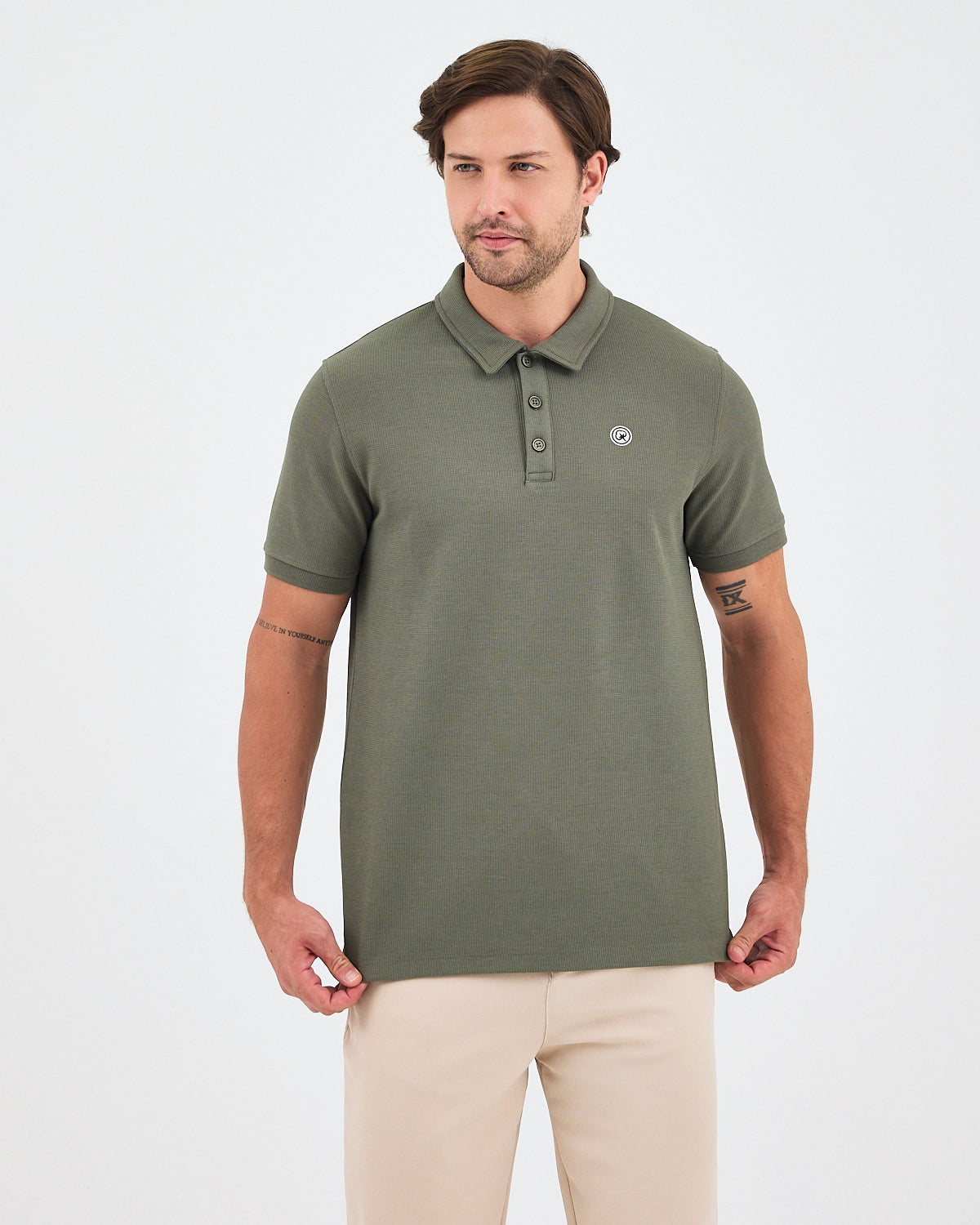 Erkek Haki Beyaz Aplike Logo Standart Kesim Polo Yaka T-shirt– BCI Sertifikalı Pamuk