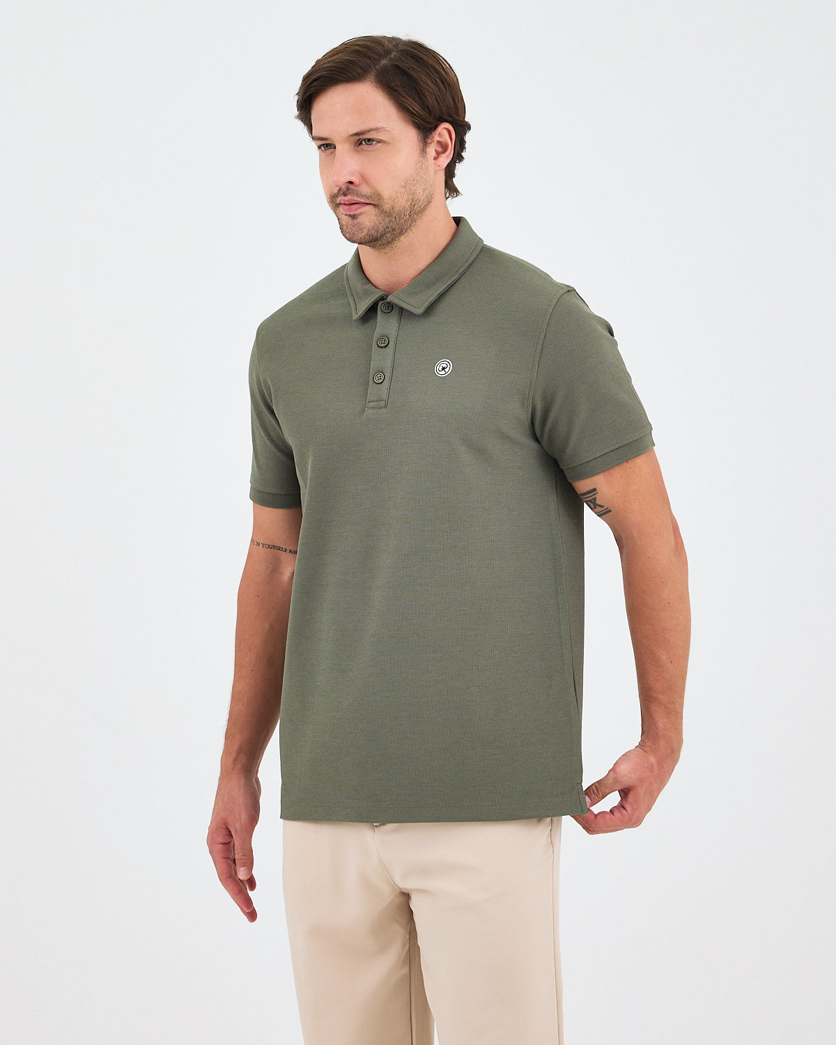 Erkek Haki Beyaz Aplike Logo Standart Kesim Polo Yaka T-shirt– BCI Sertifikalı Pamuk