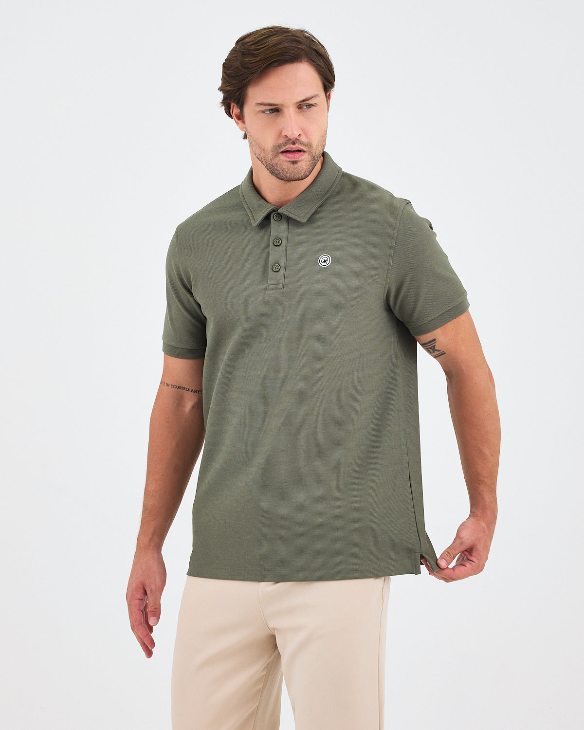 Erkek Haki Beyaz Aplike Logo Standart Kesim Polo Yaka T-shirt– BCI Sertifikalı Pamuk