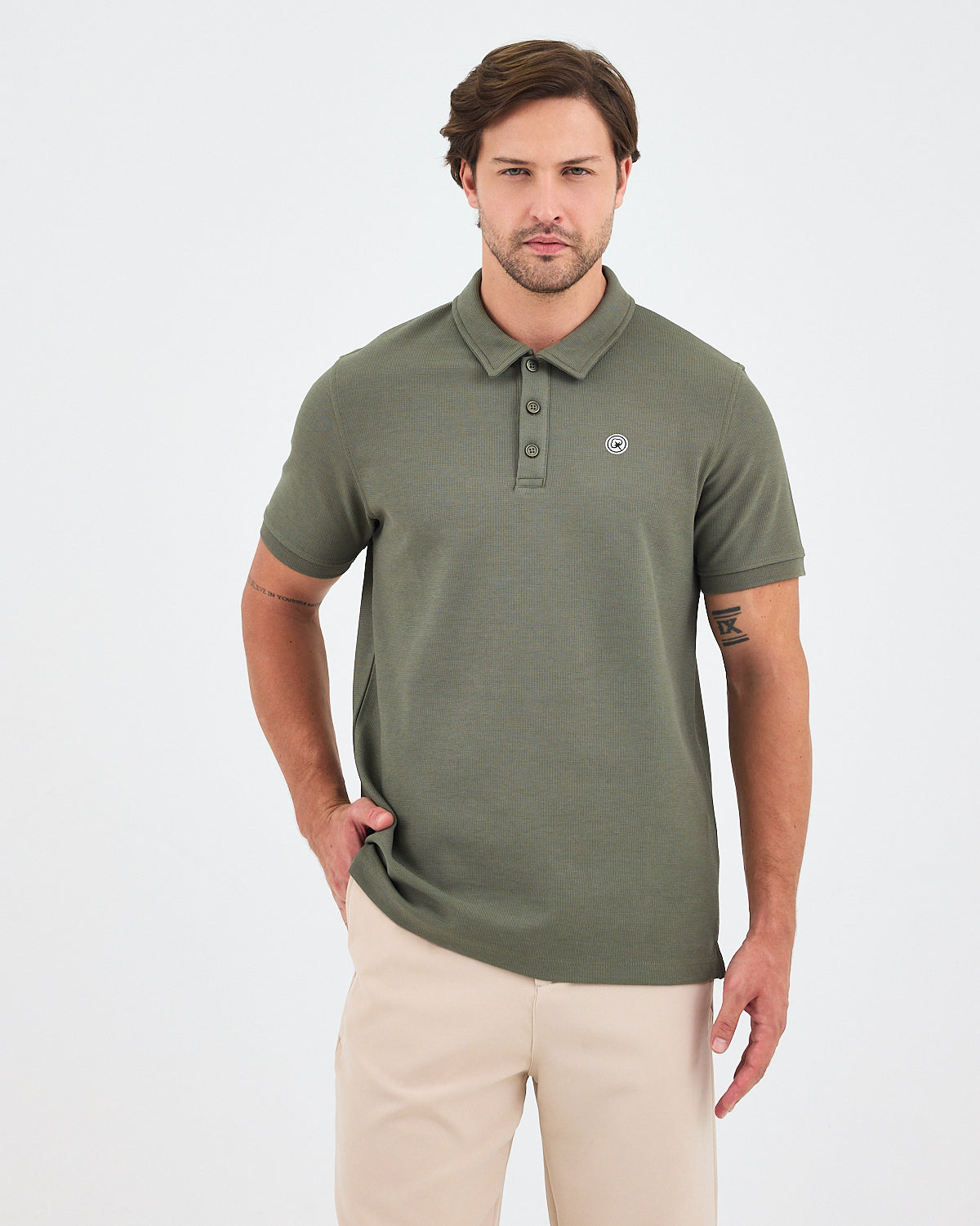 Erkek Haki Beyaz Aplike Logo Standart Kesim Polo Yaka T-shirt– BCI Sertifikalı Pamuk