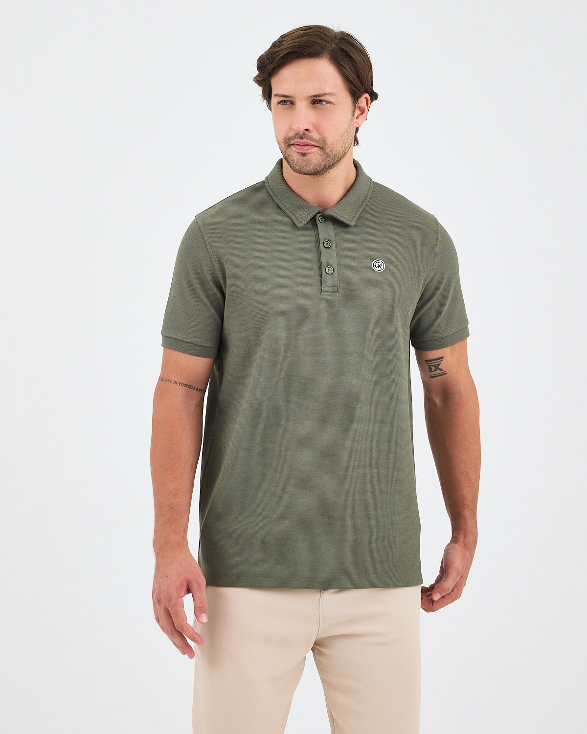 Erkek Haki Beyaz Aplike Logo Standart Kesim Polo Yaka T-shirt– BCI Sertifikalı Pamuk