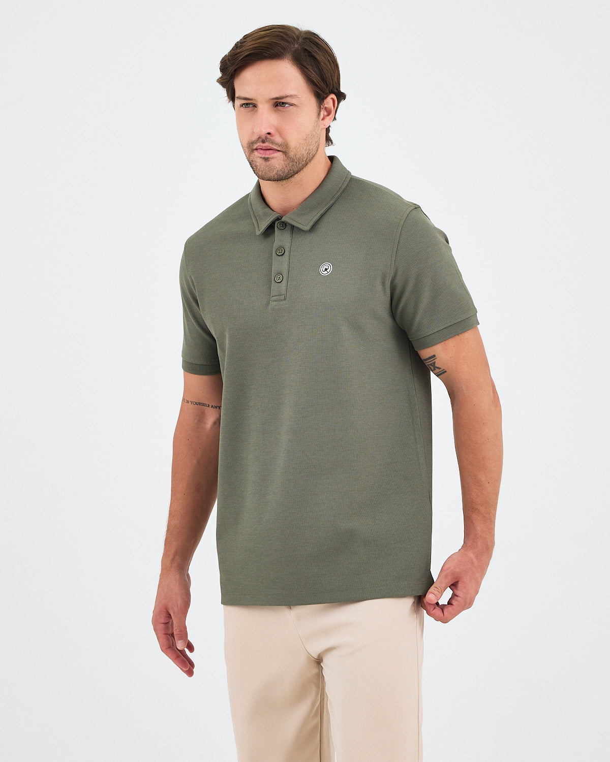Erkek Haki Beyaz Aplike Logo Standart Kesim Polo Yaka T-shirt– BCI Sertifikalı Pamuk