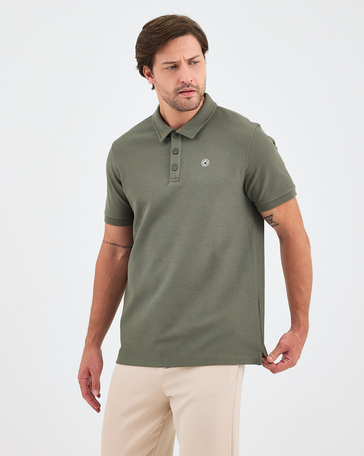 Erkek Haki Beyaz Aplike Logo Standart Kesim Polo Yaka T-shirt– BCI Sertifikalı Pamuk