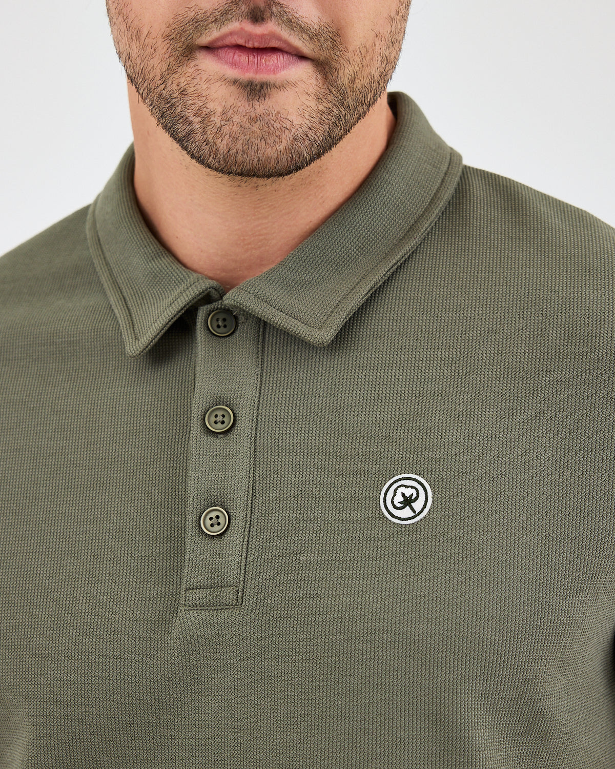 Erkek Haki Beyaz Aplike Logo Standart Kesim Polo Yaka T-shirt– BCI Sertifikalı Pamuk