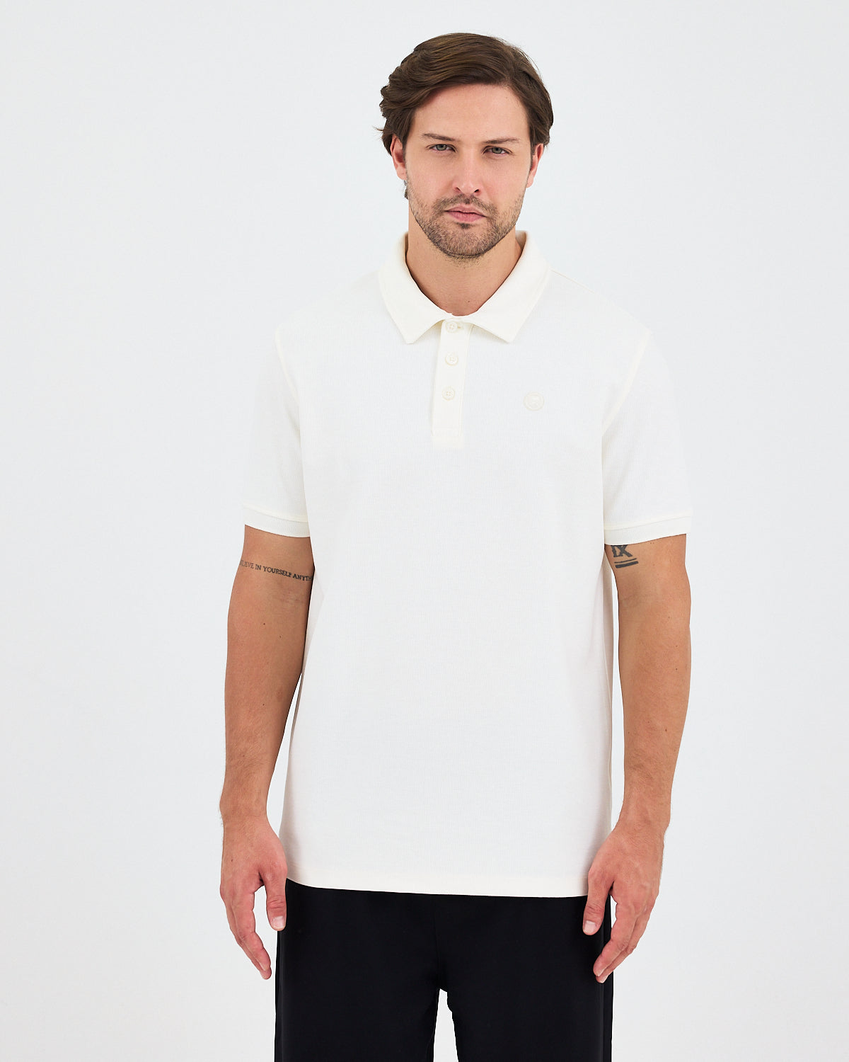 Erkek Ekru Beyaz Aplike Logo Organik Pamuk Standart Kesim Polo Yaka T-shirt