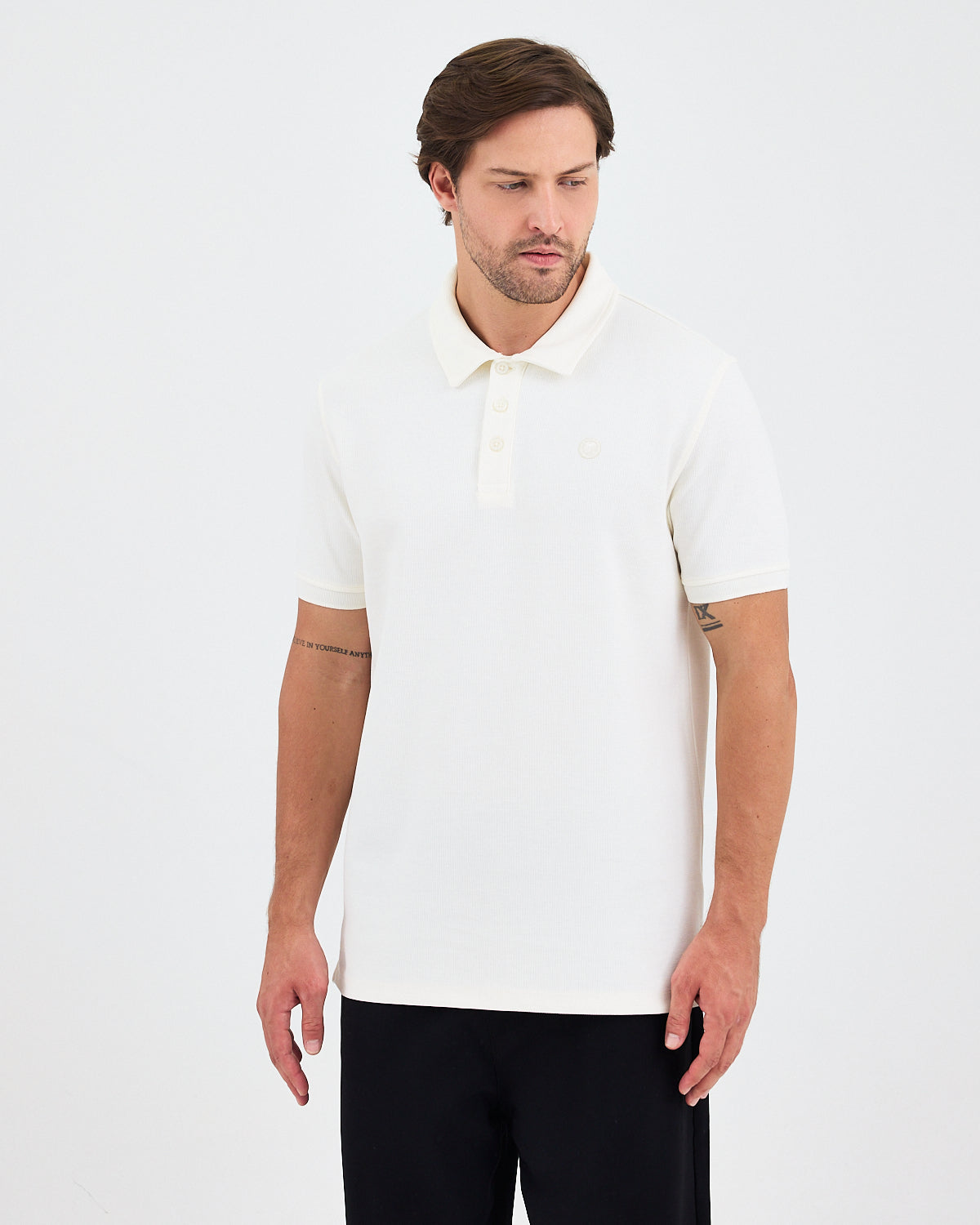 Erkek Ekru Beyaz Aplike Logo Organik Pamuk Standart Kesim Polo Yaka T-shirt