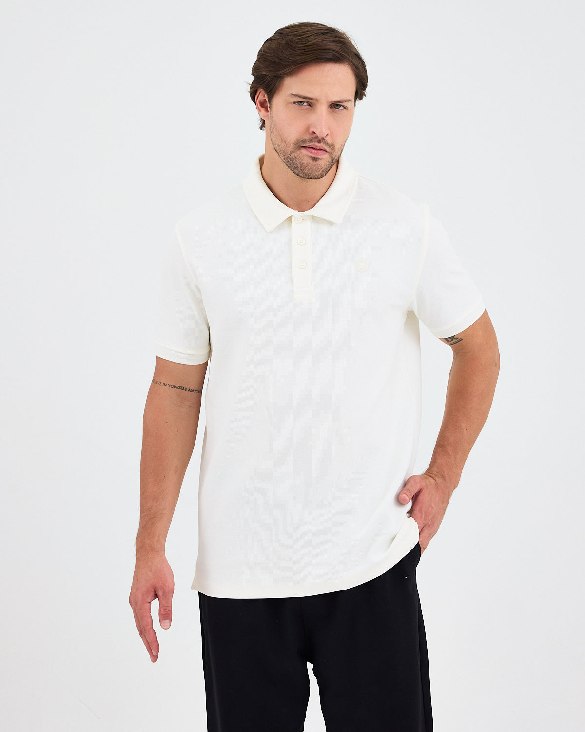 Erkek Ekru Beyaz Aplike Logo Organik Pamuk Standart Kesim Polo Yaka T-shirt