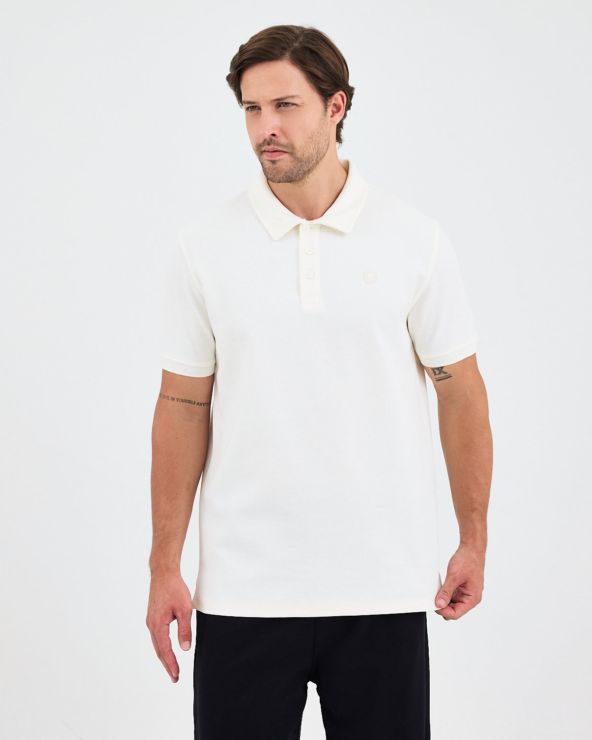Erkek Ekru Beyaz Aplike Logo Organik Pamuk Standart Kesim Polo Yaka T-shirt