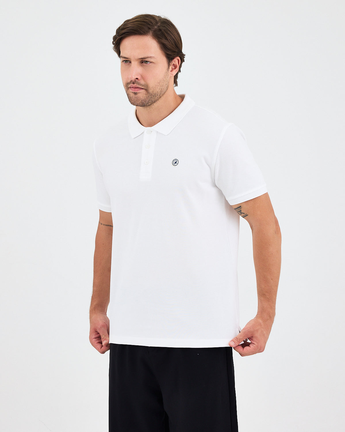 Erkek Beyaz Aplike Logo Organik Pamuk Standart Kesim Polo Yaka T-shirt