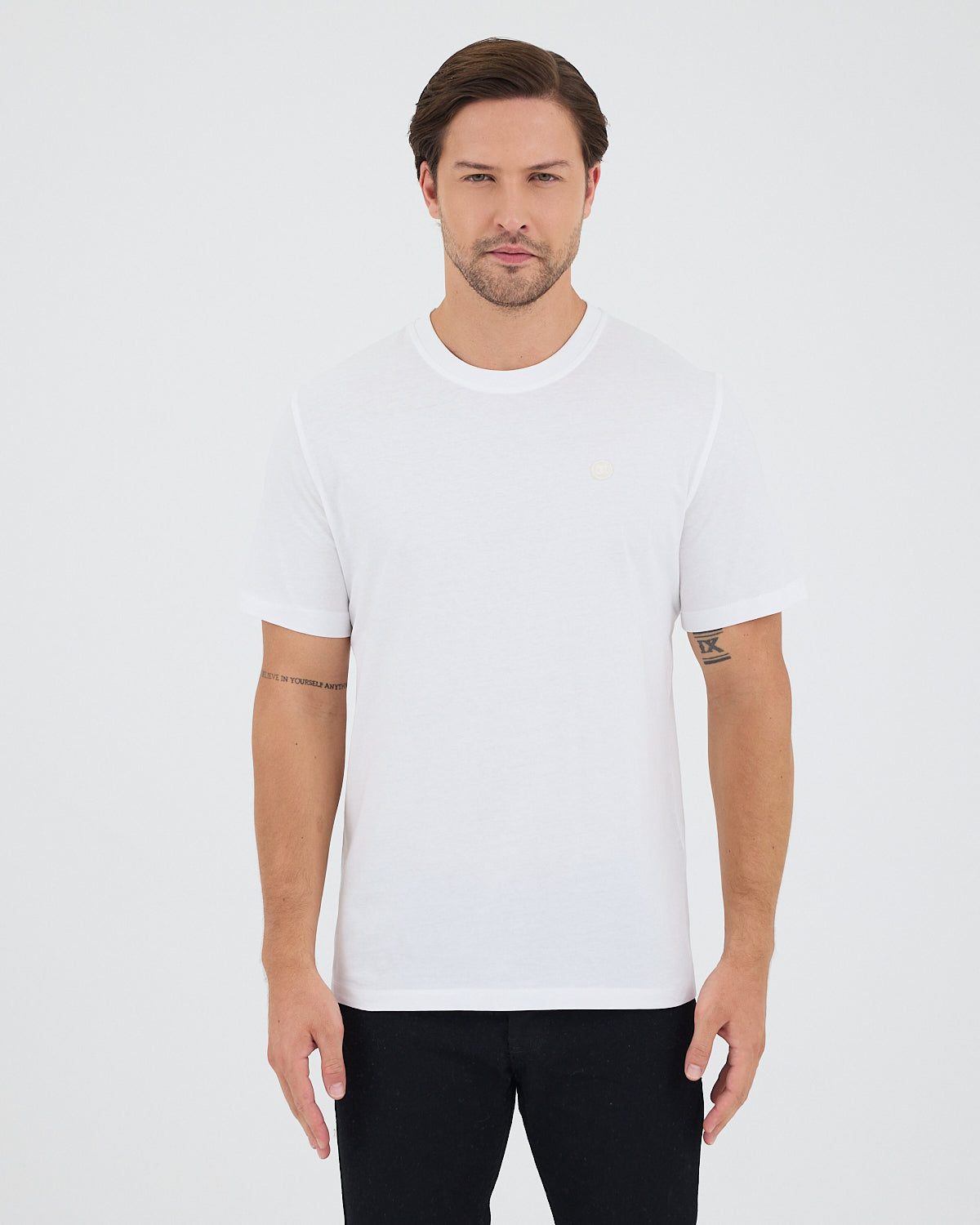 Unisex Beyaz Aplike Logo Organik Pamuk Standart Kesim Bisiklet Yaka T-shirt