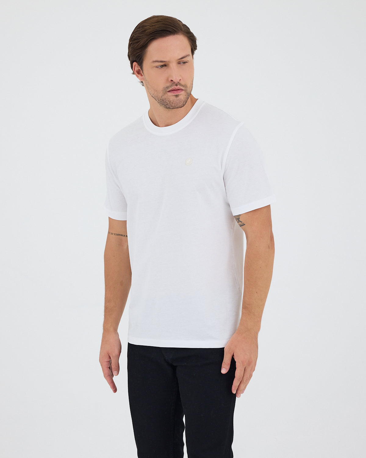 Unisex Beyaz Aplike Logo Organik Pamuk Standart Kesim Bisiklet Yaka T-shirt