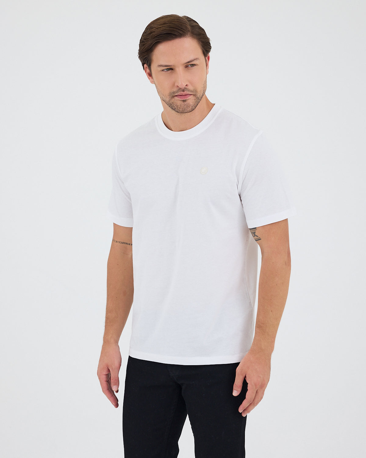 Unisex Beyaz Aplike Logo Organik Pamuk Standart Kesim Bisiklet Yaka T-shirt