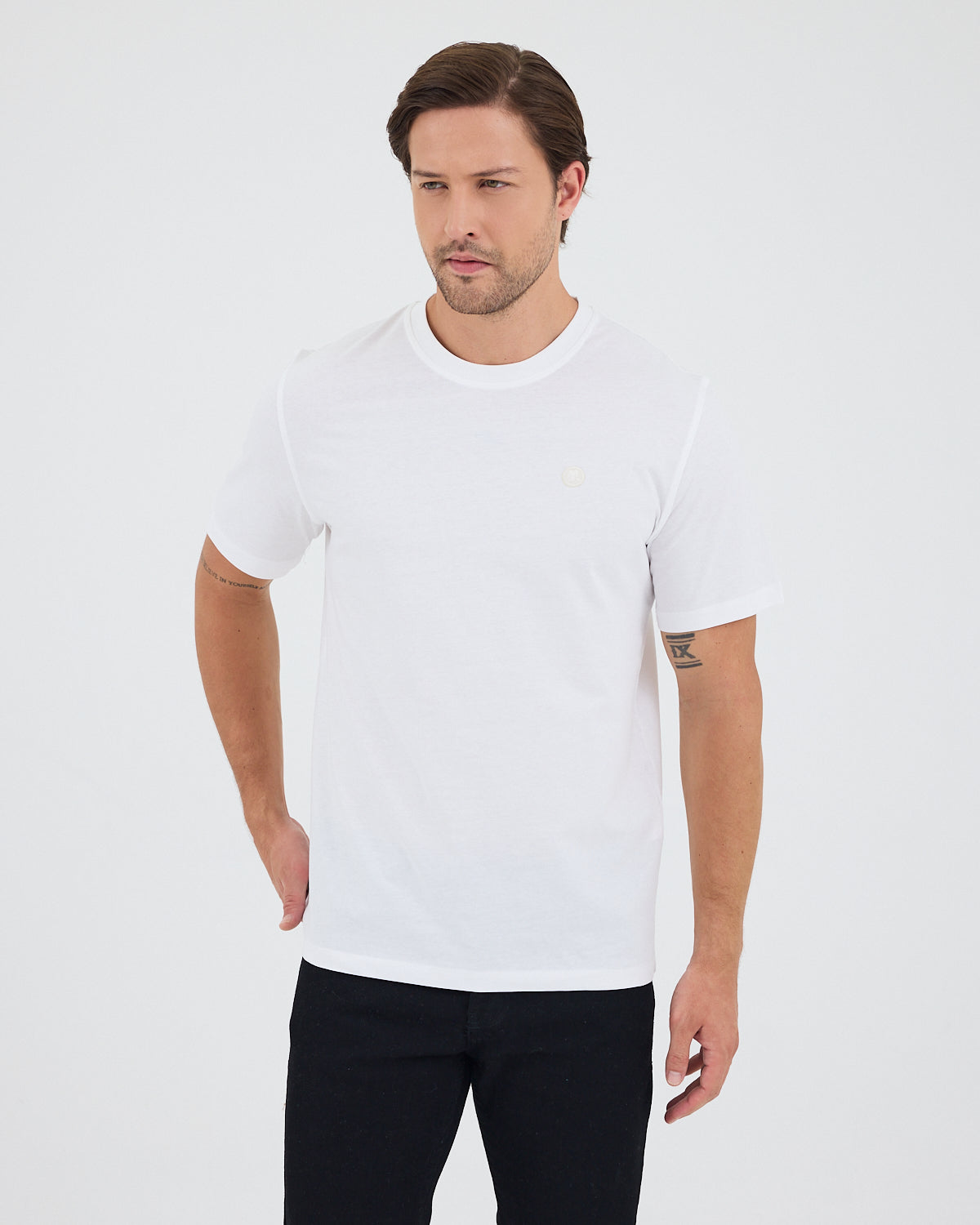 Unisex Beyaz Aplike Logo Organik Pamuk Standart Kesim Bisiklet Yaka T-shirt