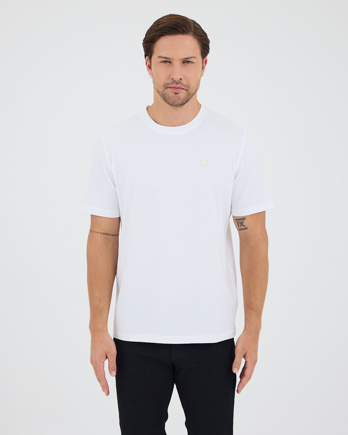 Unisex Beyaz Aplike Logo Detay Standart Kesim BCI Sertifikalı T-Shirt