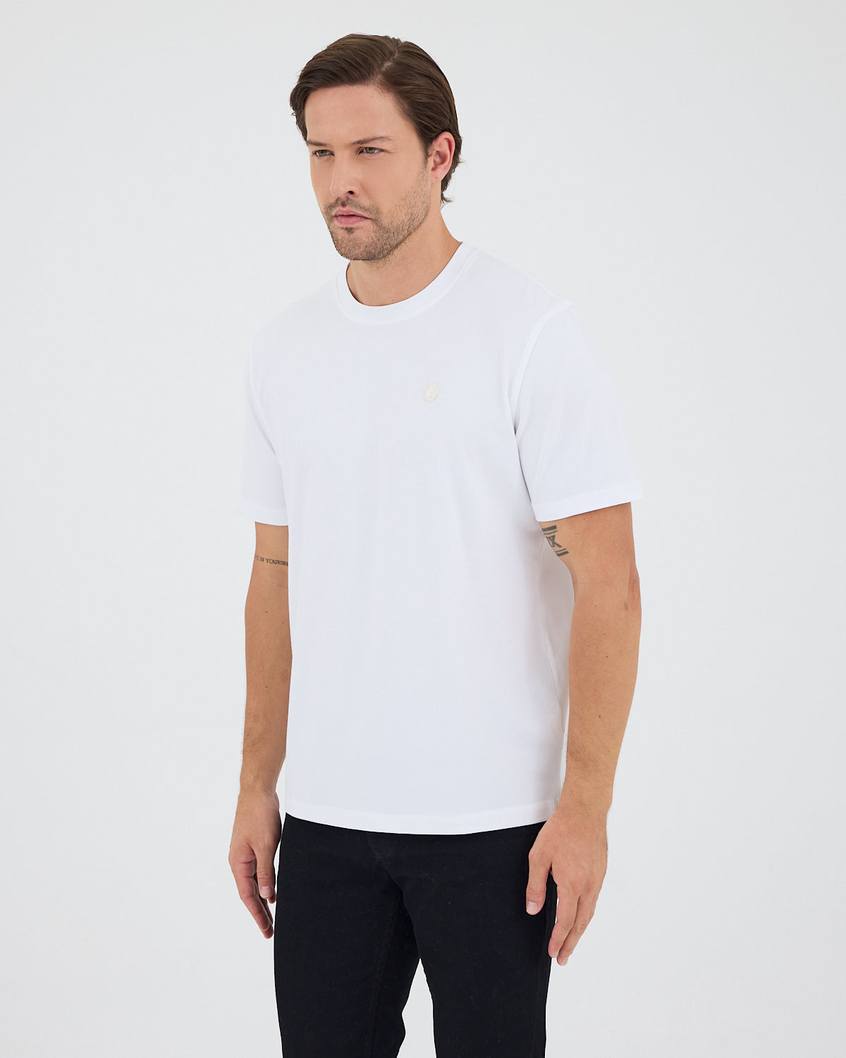Unisex Beyaz Aplike Logo Detay Standart Kesim BCI Sertifikalı T-Shirt