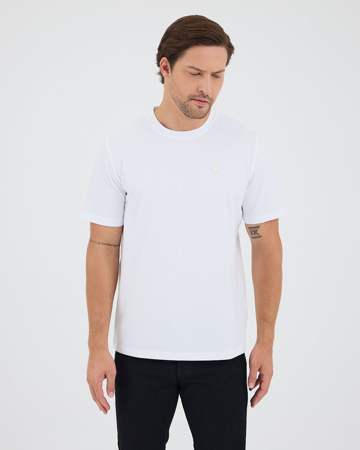 Unisex Beyaz Aplike Logo Detay Standart Kesim BCI Sertifikalı T-Shirt