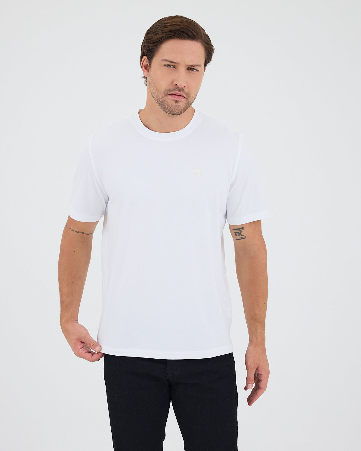 Unisex Beyaz Aplike Logo Detay Standart Kesim BCI Sertifikalı T-Shirt
