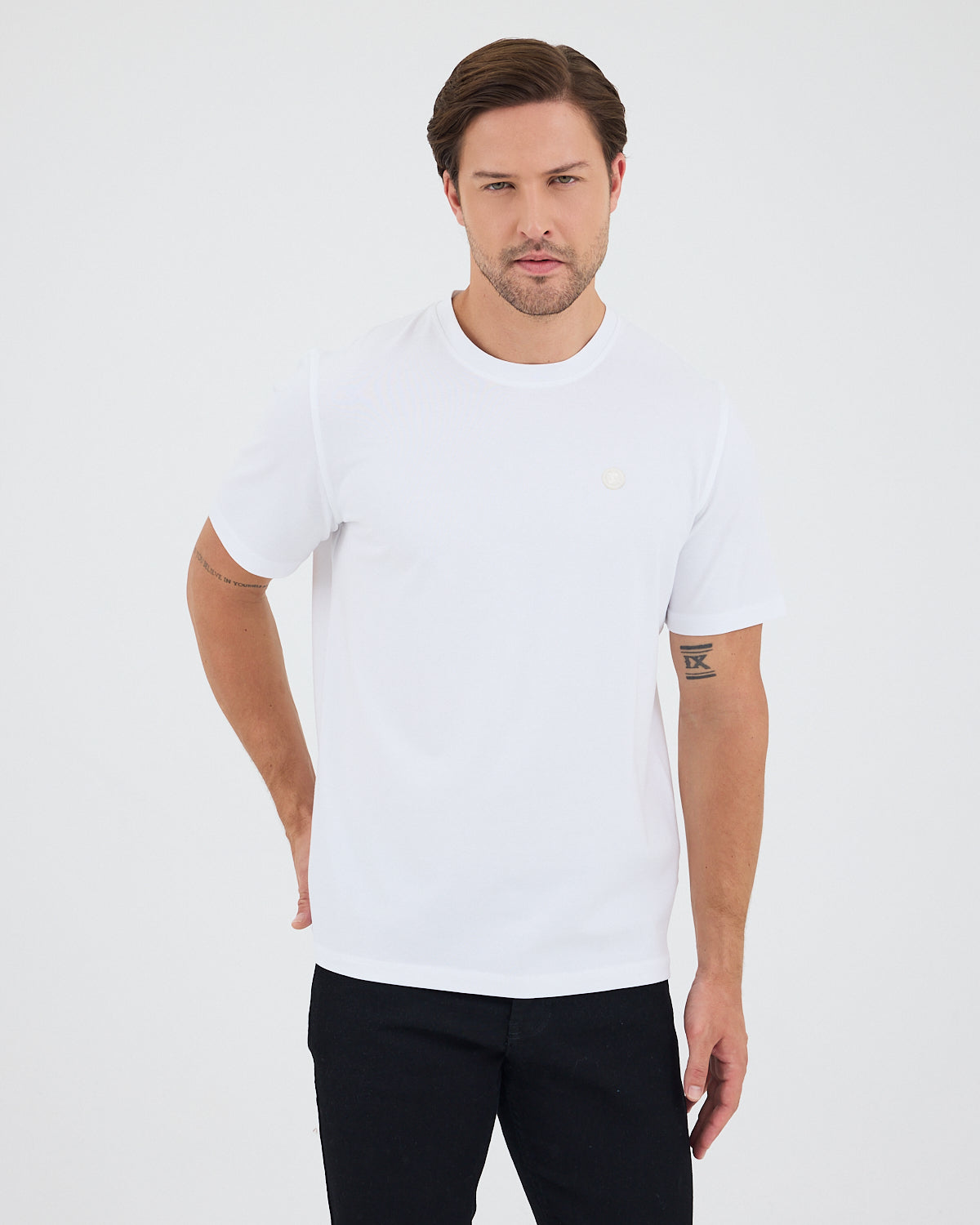 Unisex Beyaz Aplike Logo Detay Standart Kesim BCI Sertifikalı T-Shirt